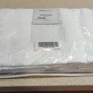 100 % Cotton Matelasse Twin  Bed Cover New